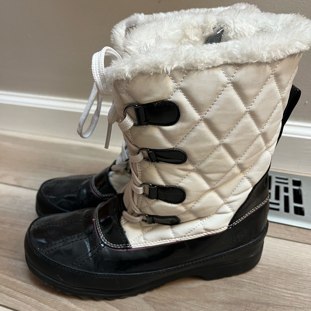 Cozy warm lined size 8 women’s Totes boots in ecru/black